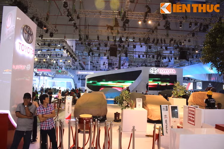 Đánh dấu 20 năm hoạt động tại Việt Nam, khu trưng bày của Toyota năm nay có quy mô hoành tráng và hướng tới chủ đề công nghệ thân thiện với môi trường.