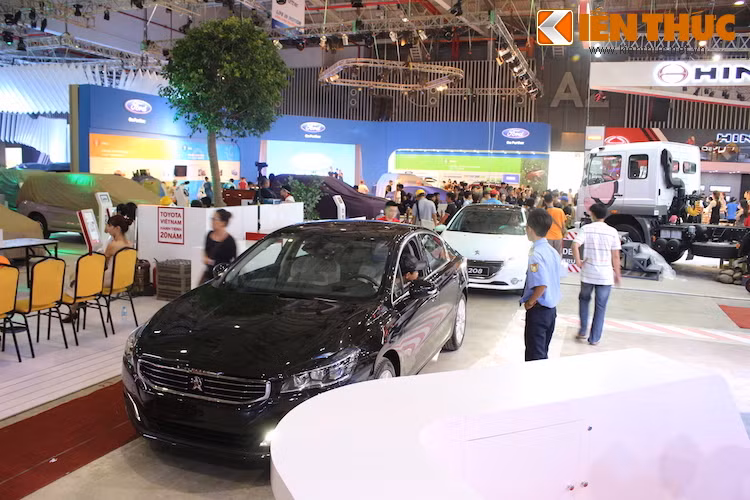 Ngay từ buổi sáng sớm ngày 27, không khí chuẩn bị tại triển lãm đã rất nhộn nhịp khi các hãng vừa phải gấp rút hoàn thành khu trưng bày, vừa lần lượt xếp xe vào hội trường.