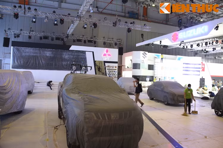 Các dòng xe đang được bán tại Việt Nam đã được Mitsubishi xếp đặt ngay ngắn ngay từ khi khu trưng bày của hãng còn chưa hoàn thiện vào buổi sáng.