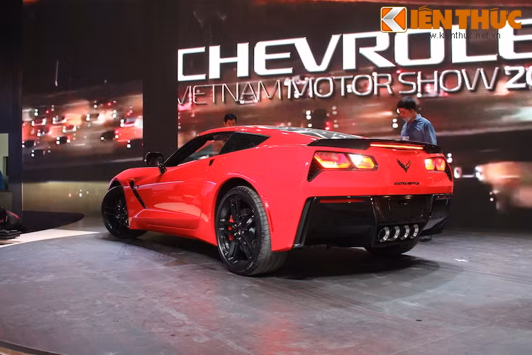 Không có bất kỳ mẫu concept nào, nhưng Chevrolet lại gây ấn tượng rất mạnh khi đem tới mẫu xe thể thao cơ bắp Corvette C7 Stingray để trưng bày tại VMS.