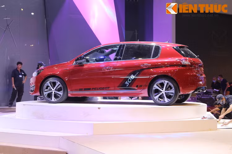 Tâm điểm của Peugeot sẽ là chiếc hatchback 308 GT Line với kiểu dáng thể thao cá tính.