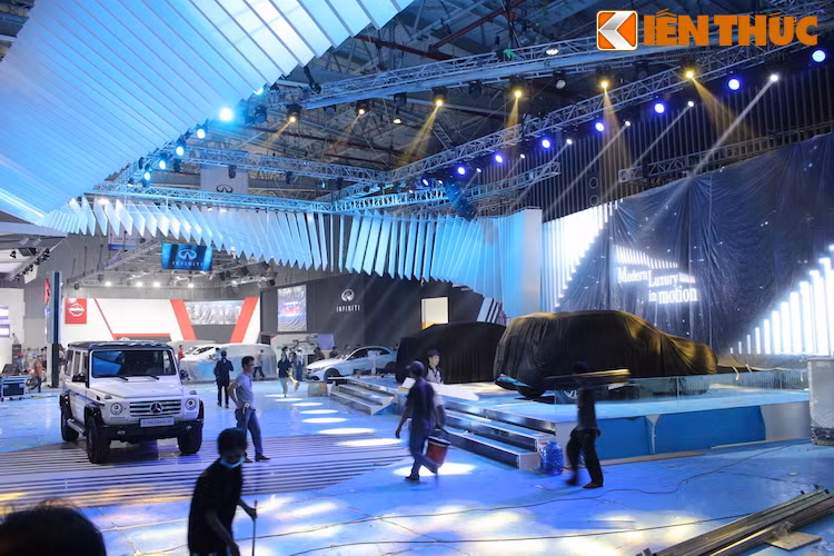 Mercedes năm nay có tới 2 khu vực trưng bày tại VMS 2015, bao gồm khu trong nhà với các mẫu xe mới và một showroom mini bên ngoài sân với những mẫu xe chính hãng đã qua sử dụng và được kiểm chứng về chất lượng.