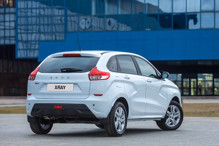 Lada sẽ bắt đầu sản xuất XRay tại nhà máy của hãng vào ngày 15/12 để chuẩn bị tung ra bán trong tháng 2/2016. Tại Nga, mức giá dự đoán dành cho chiếc xe là từ 500-600.000 Rúp (tương đương khoảng 180-200 triệu đồng).