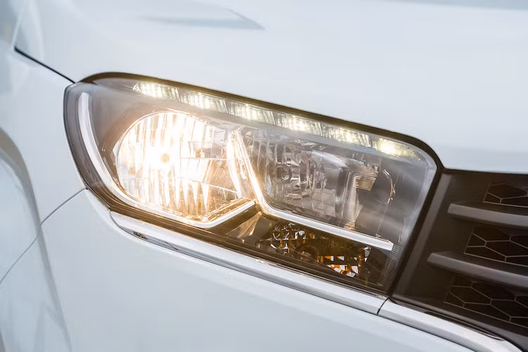 Dù nằm ở phân khúc giá rẻ nhưng một số chi tiết trên XRay được thiết kế khá cao cấp, chẳng hạn như các đèn pha "giả LED" và những đường viền mạ chrome chạy từ đèn pha xuống đèn sương mù của xe.