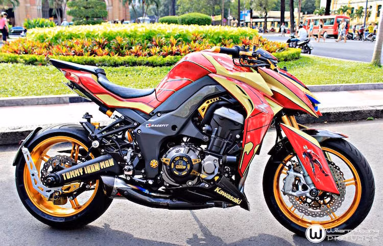 Ngoài bộ tem mang phong cách "siêu anh hùng" Iron Man, những chiếc xe còn được chủ nhân độ thêm nhiều "đồ chơi' đắt giá.