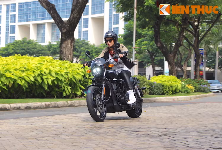 Trong số 3 dòng xe được HD bố trí trải nghiệm, chiếc Street 750 là mẫu xe nhỏ nhất và có động cơ nhỏ nhất, đem tới khả năng điều khiển dễ dàng và nhẹ nhàng. Chính vì vậy, ngay cả những biker nữ cũng có thể "nài" mẫu xe này một cách dễ dàng.