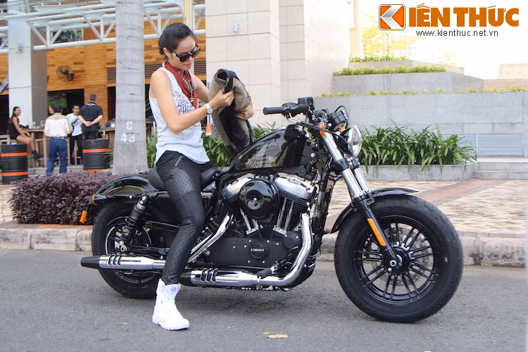 Ngoài ra, họ còn buộc phải mặc đầy đủ trang phục bảo hộ, găng tay và mũ bảo hiểm trước khi nổ máy xuất phát.