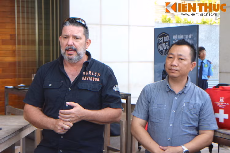 Trước khi lái thử, đích thân ông Lawson Dixon - Tổng giám đốc Harley-Davidson (HD) Việt Nam đã chia sẻ với các bikers về chương trình, đồng thời lưu ý một số điểm để buổi trải nghiệm diễn ra tốt đẹp.