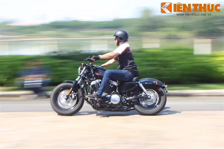 Dòng Iron 883 khó điều khiển hơn một chút, tuy nhiên nhiều người vẫn có thể nhanh chóng làm quen với chiếc xe chỉ sau vài chục m đường. Tại buổi trải nghiệm, mẫu xe mạnh mẽ nhất và lớn nhất là chiếc Forty Eight.