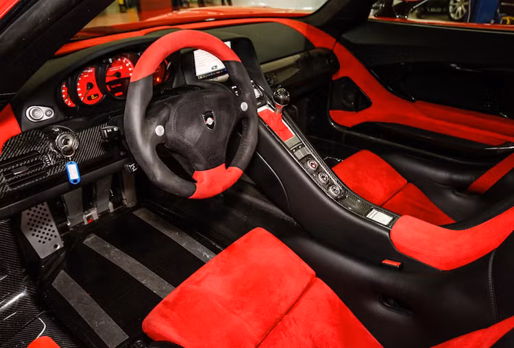 Các chi tiết ốp cũng đã được hãng thay toàn bộ bằng sợi carbon, tạo vẻ đẹp độc đáo cho nội thất trong khi vẫn bảo đảm trọng lượng nhẹ cho chiếc xe.