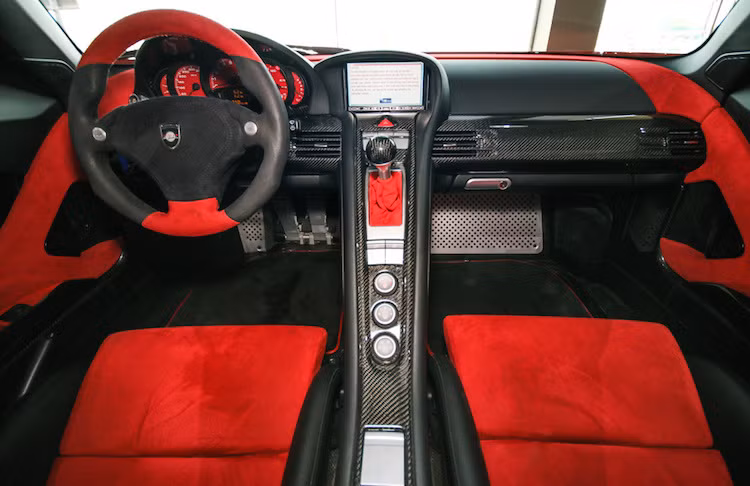 Đây cũng chính là siêu xe mà Paul Walker - Diễn viên chính của series Fast &amp; Furious ngồi trên khi tử nạn cách đây 2 năm trước. Tuy nhiên nếu so sánh với Mirage GT, Carrera GT vẫn "hiền lành" hơn nhiều!