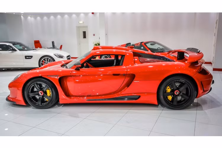 So với Porsche Carrera GT nguyên bản, Mirage GT có vẻ ngoài khác biệt bởi bộ bodykit toàn thân bằng sợi carbon, khiến cho chiếc xe có vẻ ngoài dữ dằn, thể thao và nâng cao hiệu năng khí động học.