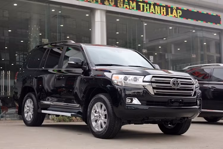 So với phiên bản cũ, Toyota Land Cruiser 2016 đã có phần đầu được thiết kế lại với phong cách mạnh mẽ hơn.