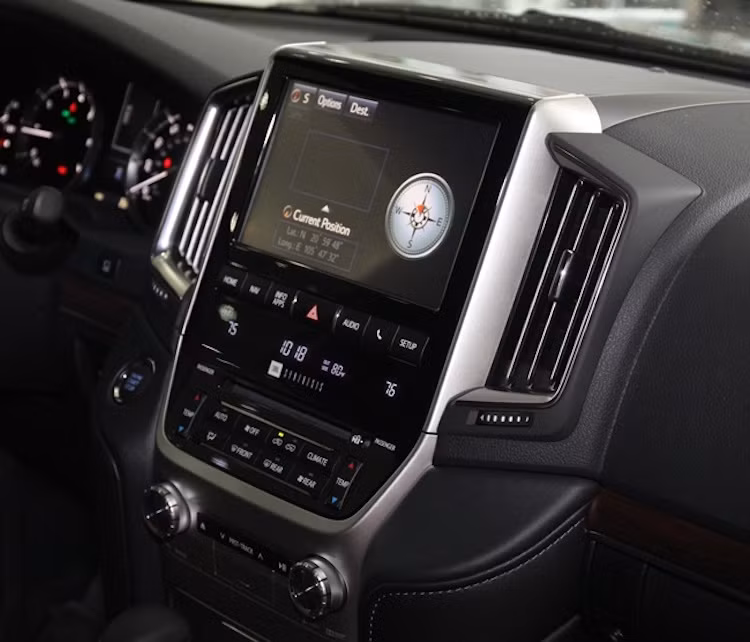 Hệ thống thông tin giải trí của chiếc xe hiện đại với màn hình cảm ứng lớn với những tính năng thời thượng như nghe MP3/WMA,Sirius XM radio HD radio hỗ trợ iTunes, cổng USB, kết nối iPod và điện thoại, Bluetooth, định vị vệ tinh, hiển thị thông tin khi vượt địa hình...