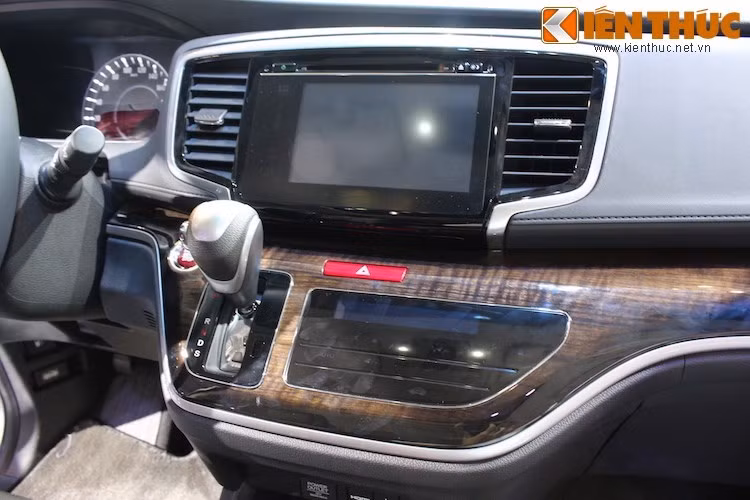 Các trang bị trên xe cũng được chú trọng với nút bấm khởi động, chìa khóa thông minh, đèn nội thất dạng LED, 4 camera 360 độ xung quanh xe, màn hình cảm ứng 7 inch, đàm thoại rảnh tay, nhận diện giọng nói, kết nối HDMI - USB - Bluetooth...