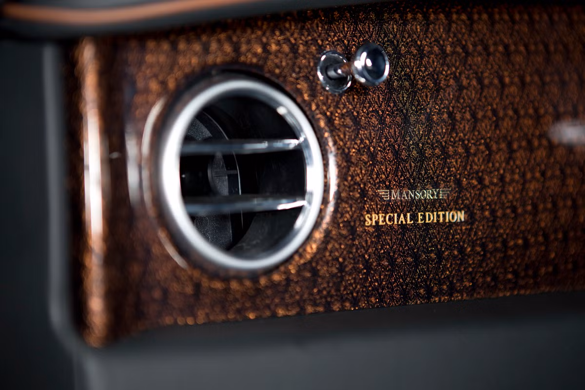 Các chi tiết ốp sử dụng chất liệu đặc biệt, được chế tạo theo bí quyết riêng của hãng độ Mansory để tạo ra những lớp vân đều đặn và phức tạp.