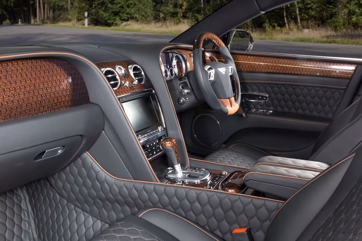 Nội thất của xe cũng được nâng cấp với các loại vật liệu mà theo Mansory là "đứng hàng tốt nhất Thế giới.