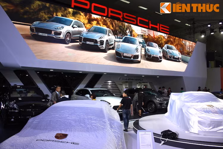 Khu trưng bày của Porsche hứa hẹn sẽ là một trong những vị trí thu hút ống kính nhất triển lãm với sự xuất hiện của siêu xe 911 GT3 RS, bên cạnh những dòng xe thể thao và xe sang của hãng như Cayman, Panamera...