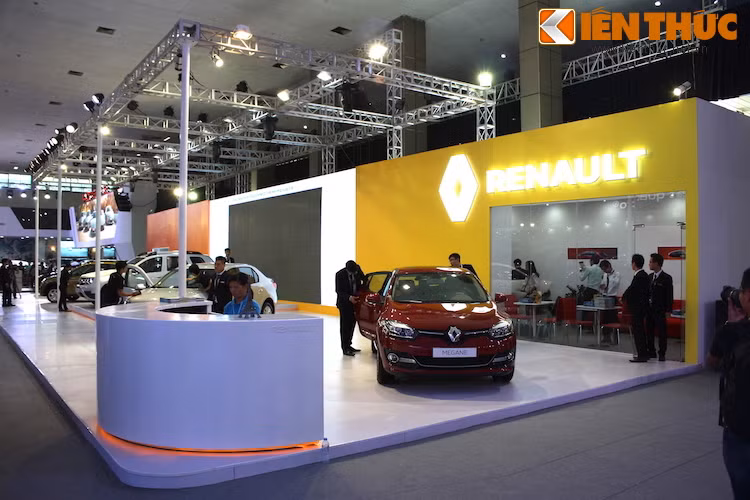 Nổi bật trong tông màu trắng-xanh lá thân thiện, tươi sáng, hãng xe Pháp Renault sẽ tập trung vào việc giới thiệu những mẫu xe cỡ nhỏ, có giá hợp lý hơn cho người Việt.