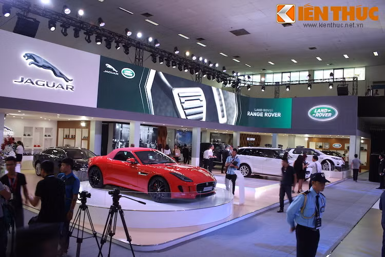 Nằm đối diện với EURO AUTO, nhà nhập khẩu UK Auto cũng có khu trưng bày hội tụ 2 hãng xe sang là Jaguar và Land Rover.