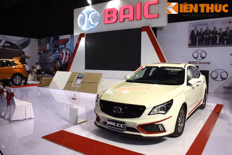 Tách rời hẳn với 8 hãng xe ôtô còn lại, thương hiệu xe Trung Quốc BAIC có khu trưng bày nằm ở bên dãy nhà còn lại của triển lãm Giảng Võ, cùng các hãng xe máy, phụ kiện và dịch vụ khác.