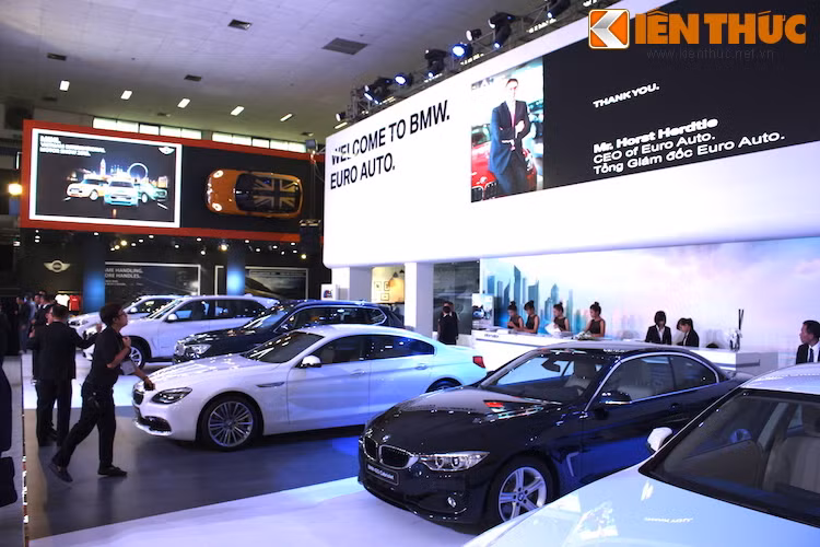 Khu trưng bày của BMW và MINI, thuộc nhà nhập khẩu EURO AUTO được bố trí trên cùng một mặt bằng, nhưng được ngăn cách với nhau bởi lối trang trí hoàn toàn khác biệt, tương phản lẫn nhau.