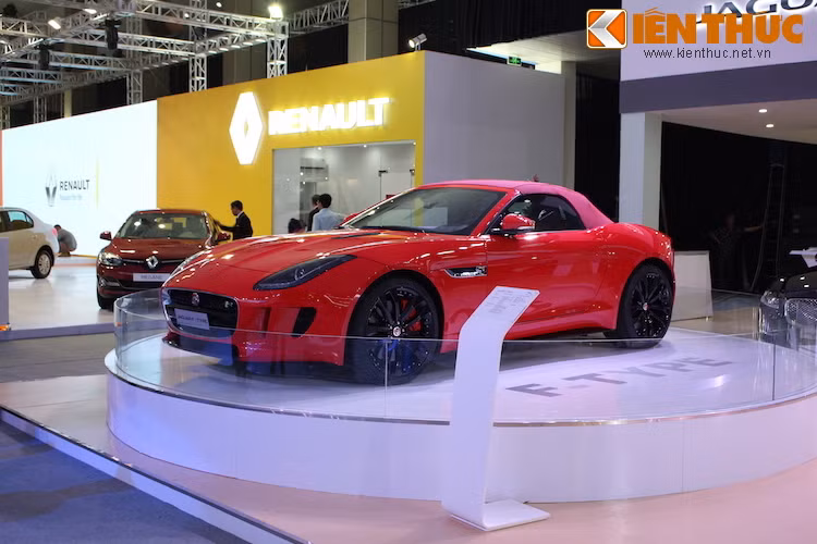 Điểm nhấn của khu trưng bày Jaguar là mẫu xe thể thao F-Type R Convertible mạnh mẽ, cùng mẫu xe hạng trung cao cấp XE lần đầu tiên xuất hiện tại Việt Nam. Trong khi đó, phía bên Range Rover là sự xuất hiện của mẫu SUV siêu sang thể hao Range Rover Sport Autobiography.