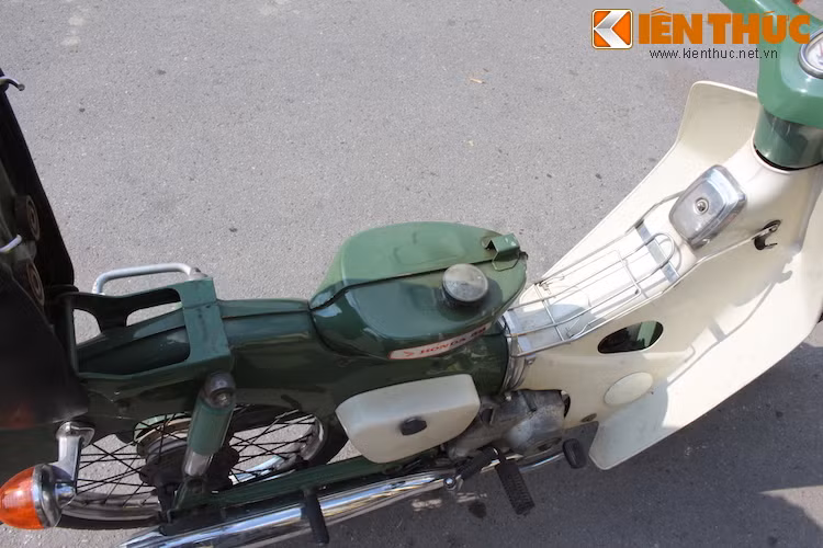 Yên xe có bản lề ngược và không có khóa. Một lẫy nhỏ có lò xo nằm ở phần đầu yên giúp cố định yên vào với bình xăng.