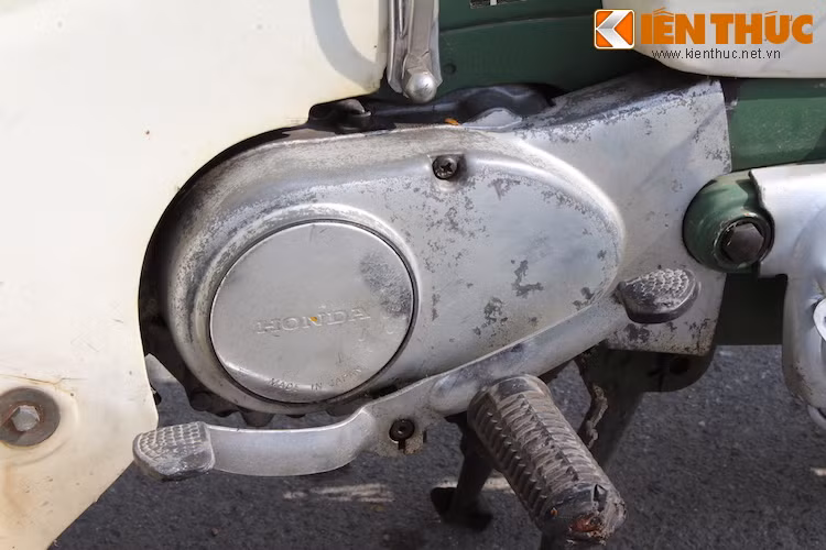 Dù vẫn có 3 số, nhưng Dame có cơ cấu số 1 lùi - 2 và 3 tiến thay vì 3 số tiến của các đời Super Cub sau này.