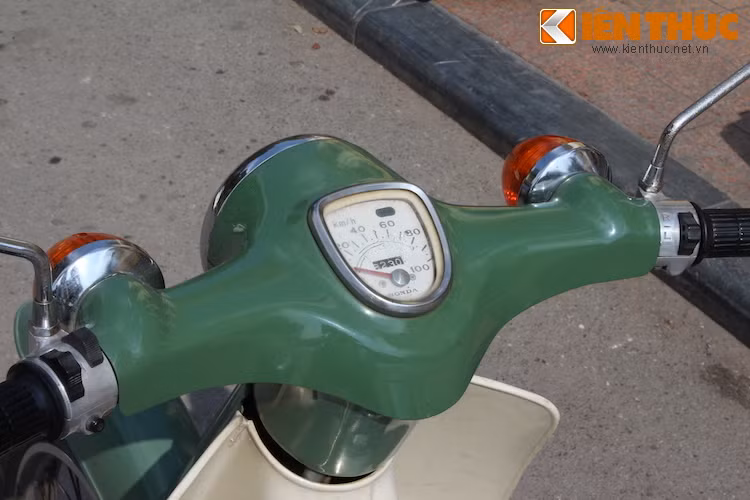 Bảng đồng hồ của xe đơn giản, với duy nhất đồng hồ báo tốc độ.