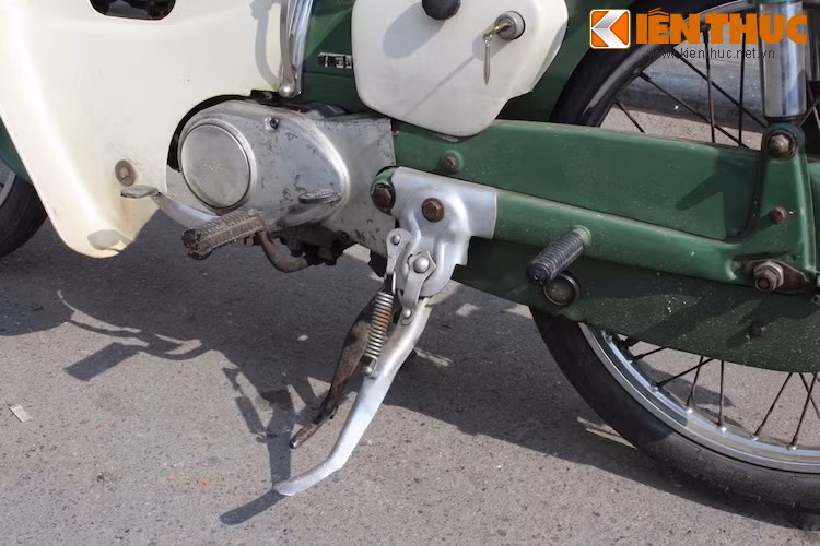 Chân chống bên bằng nhôm, nằm cạnh hộp xích là một phụ kiện không kèm theo xe, do Honda Dame vốn chỉ có chân chống giữa. Trước đây, chiếc xe đã từng bị đổi dàn để chân để có chân chống bên như các đời Cub sau này nhưng sau khi về tay nhà sưu tập, dàn để chân đã được trả về nguyên bản.