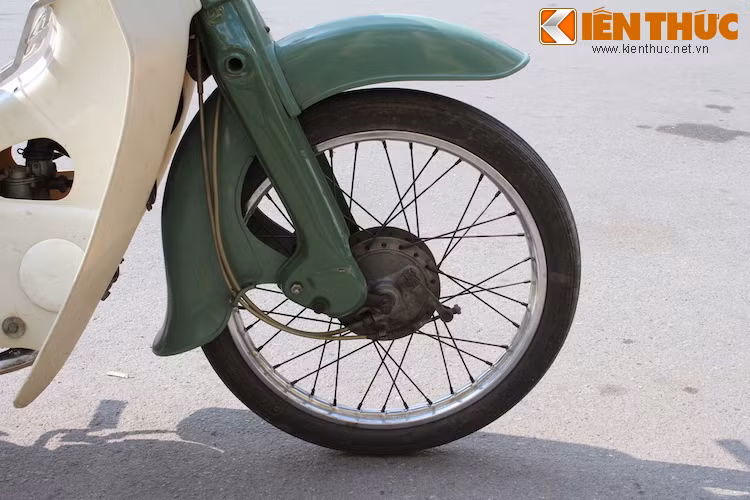 Ngay cả đôi giảm xóc "giò gà" đặc trưng của dòng Super Cub vẫn còn rất đằm và không bị hiện tượng "nâng đầu" khi bóp mạnh phanh trước như nhiều chiếc Cub cũ khác.