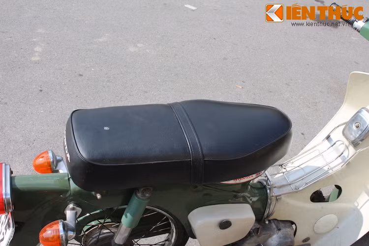 Bộ yên của xe với khung vẫn còn "lành lặn" sau 48 năm.