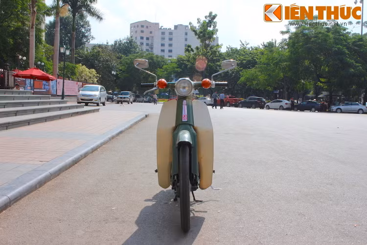 Năm 1966, thế hệ thứ 2 của Super Cub ra đời với thiết kế đầu mới, cùng với động cơ chuyển từ loại có xú-páp đặt trên đỉnh máy, điều khiển bằng thanh đẩy (OHV) sang loại sử dụng trục cam ở trên đỉnh (OHC).