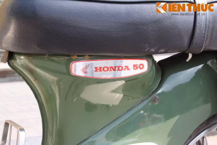 Nước sơn màu xanh lá cây vẫn còn gần như nguyên bản, tuy nhiên một số chi tiết không hoàn hảo đã được người cháu của vị tướng "chấm" nhẹ lại. Ngoài ra, những tem dán trên xe cũng hoàn toàn là "zin".