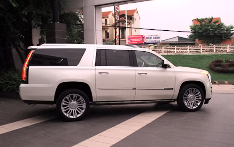 Đương nhiên, một chiếc xe ở đẳng cấp như Cadillac Escalade ESV Platinum sẽ không thể thiếu được các công nghệ hỗ trợ an toàn hiện đại nhất. Với những gì mà Escalade ESV Platinum đem lại, nó hoàn toàn xứng đáng với mức giá khởi điểm lên tới 92.300 USD ở Mỹ.