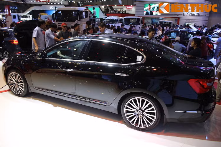 THACO KIA chưa công bố kế hoạch bán ra Cadenza tại Việt Nam nhưng theo nhiều dự doán, mẫu xe này sẽ có giá rơi vào khoảng 1,5 tỷ đồng. Đây không phải là một dòng sản phẩm hướng tới doanh số, thay vào đó Cadenza chỉ có tác dụng chính là mở rộng dòng sản phẩm KIA tại Việt Nam và "đánh bóng" thương hiệu.