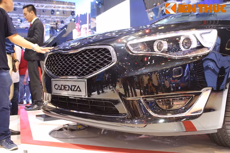 Phần đầu của Cadenza được thiết kế theo đúng phong cách của Kia với lưới tản nhiệt "mũi hổ" đặc trưng. Đèn pha/cốt dạng projector, kết hợp cùng dải LED ban ngày khiến chiếc xe trông hiện đại và cao cấp.