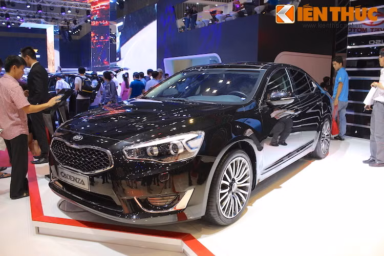 Chiếc Kia Cadenza mới được trưng bày tại VMS 2015 thuộc thế hệ mới nhất của dòng xe này. Tại một số thị trường châu Á, chiếc xe còn mang tên gọi khác là K7.