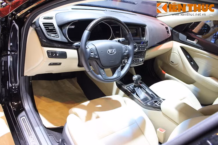 Sử dụng da màu trắng kem kết hợp với những chi tiết xám, nội thất của Cadenza đem lại cảm giác thanh lịch và cao cấp.