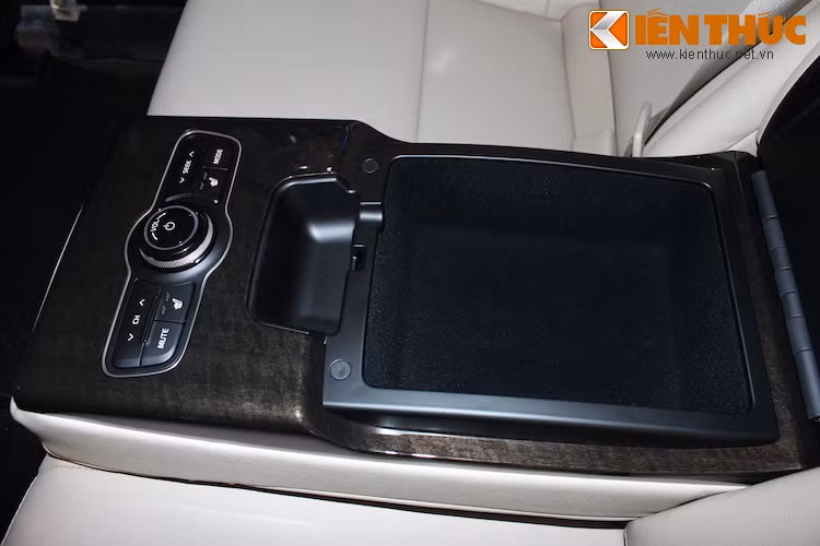 Ngoài ra, bệ tì tay này cũng có một ngăn để đồ và khay đựng cốc đầy tiện dụng.