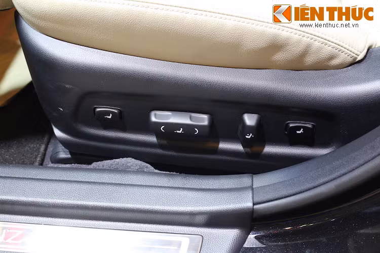 Hàng ghế trước của xe điều chỉnh hoàn toàn bằng điện, đồng thời tích hợp cả hệ thống sưởi/quạt gió. Ghế lái có khả năng điều chỉnh 12 hướng, trong khi ghế hành khách điều chỉnh 8 hướng.