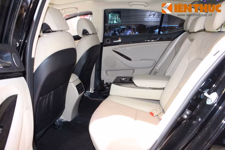 Ở phía sau, Cadenza có không gian khá rộng rãi cho người ngồi. Đặc biệt, cụm điều khiển điều hòa cùng hệ thống âm thanh được tích hợp trên bệ tì tay ở hàng ghế sau tương tự như các dòng xe cao cấp.