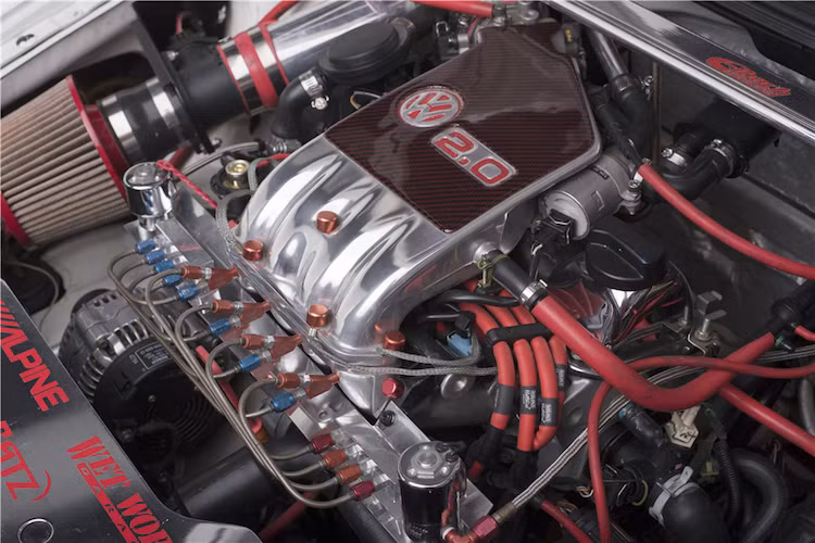 Bên dưới khoang máy, khối động cơ 4 xi-lanh 2.0l cùng hộp số tự động của chiếc Jetta cũng đã được độ lại một cách triệt để. Tuy nhiên các thông số về khả năng vận hành của chiếc xe không được công bố.