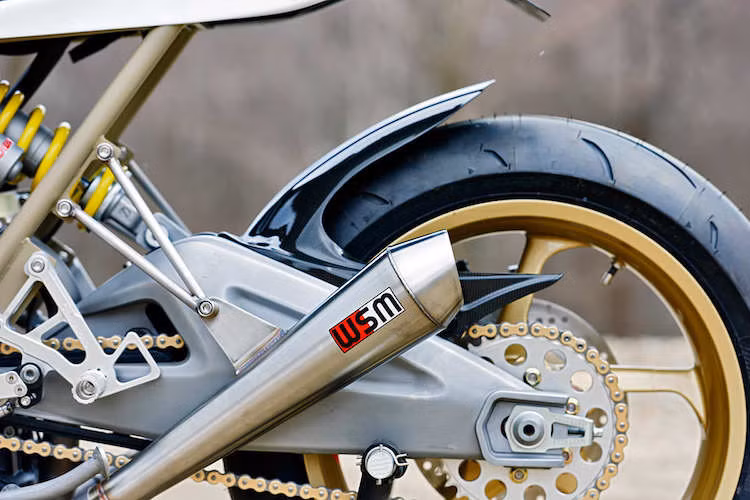 Ngoài ra, chiếc có quây gió còn sở hữu gắp dài hơn, cùng với hệ thống ống xả hiện đại hơn. Mặc dù vậy, chúng vẫn chia sẻ phần lớn các chi tiết như bộ mâm magie trọng lượng nhẹ, khung Trellis được hàn TIG từ ống chrome phi 0.65...