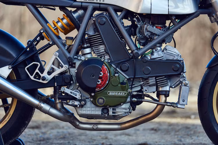 Toàn bộ phần thân vỏ của mỗi xe được làm từ loại sợi Kevlar trọng lượng nhẹ. Dựa trên cơ sở động cơ của Ducati 900SS, cả 2 chiếc xe đều có máy V-Twin độ lại, nâng dung tích thành 944 cc và kèm theo đầu xi-lanh được đánh bóng.