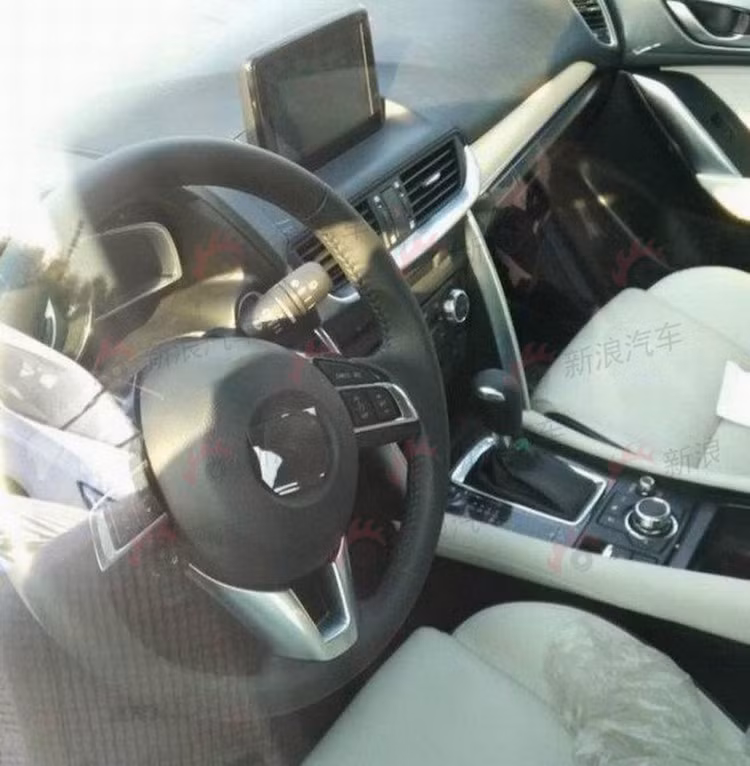 Chiếc xe được trang bị vô-lăng đa chức năng, nội thất bọc da và các chi tiết ốp màu kim loại.