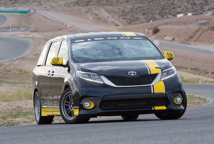 Bắt đầu từ một chiếc Sienna phiên bản SE, DG-Spec đã cải thiện rất nhẹ body kit của chiếc xe để đạt hiệu quả khí động học cao hơn.