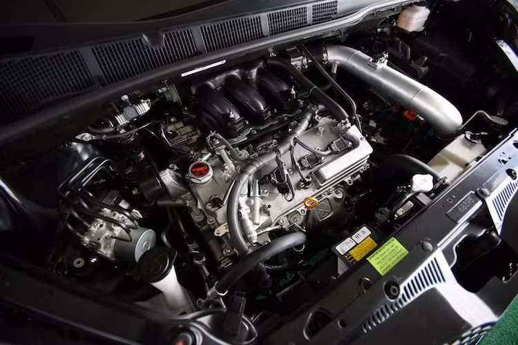 Sức mạnh được cung cấp cho chiếc Sienna bởi động cơ 3.5l V6 nguyên bản, chỉ được độ lại lọc gió và hệ thống xả không có bộ lọc hoạt tính. Hộp số chiếc xe cũng vẫn là loại tự động 6 cấp, truyền sức mạnh tới các bánh trước thông qua vi sai giới hạn.