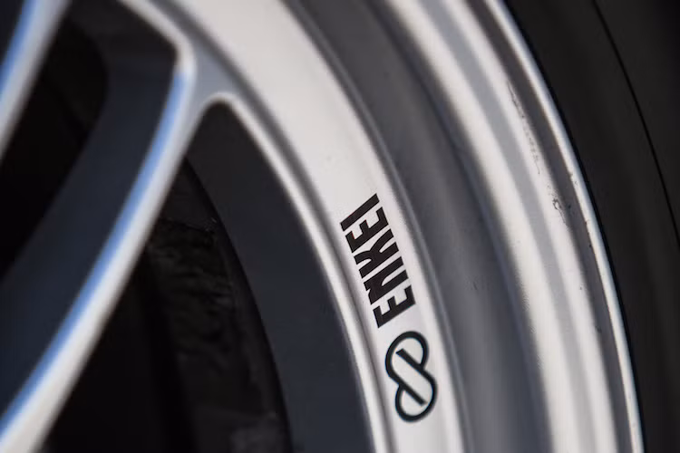 4 bánh xe được thay bằng bộ mâm Enkei RPF1 từ Nhật với trọng lượng nhẹ và kích thước 18 inch, được bao xung quanh bởi lốp Nitto NT-01 hiệu năng cao.